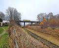 Bild: Biczysko/fph
Die Höhe der Ziegler-Brücke, wie sie im Volksmund heißt, ist nicht ausreichend, um darunter eine Oberleitungsanlage bauen zu können. Daher soll die Brücke in der Waldershofer Straße an gleicher Stelle mit größerer Höhe neu gebaut werden. Die Gleise darunter werden zusätzlich abgesenkt.