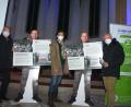 Bild: gsp
Die Herren mit den Masken sind echt (von links): Bürgermeister Martin Preuß, Projektleiter Florian Gröninger und Kulturreferent Fabian Kern ) bei der Vernissage in der Spitalkirche mit zwei „Ausgaben“ von Architekt Georg Zunner.