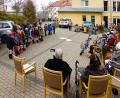 Bild: gac
Zahlreiche Bewohner der Bühler Höhe wollten die Kinder aus dem Kindergarten an der Allee sehen und hören.
