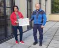 Bild: Landratsamt Tirschenreuth/exb
Der ehemalige Personalratsvorsitzende im Landratsamt Tirschenreuth, Max Bindl, und die neue Personalratsvorsitzende Ramona Wiesent (seit 1. November) präsentieren den Spendenscheck.