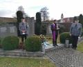 Bild: ga
Pater Binu und die beiden SKK-Vorsitzenden Georg Fischer und Georg Lorenz bei der Feierlichkeit zum Volkstrauertag am Ehrenmal im Unterauerbacher Friedhof.
