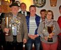 Bild: R. Kreuzer
Die beiden Könige vorne, links Richard Förster und rechts Christa Fuhrmann mit den Platzierten und Scheibengewinnern. Erster Schützenmeister Franz Fuhrmann (links).
