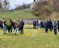 Bild: Eichl
Nach der Gedenkstunde in der Kapelle legen vier Jugendliche im "Tal des Todes" Kränze nieder.