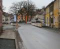 Bild: ow
Die Anlieger am Marktplatz leben momentan in einer großen Baustelle. Die Verantwortlichen der Stadt machen sich Sorgen, falls ein früher Wintereinbruch kommen sollte. Deshalb soll mit Hochdruck an den Gehsteigen an der Engstelle am unteren Tor weitergearbeitet werden, damit die Fußgänger sicher ins Ortszentrum gelangen können. Einige Meter Pflaster (links) sind bereits verlegt.
