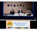 Screenshot: bey
Geschäftsführer Martin Neumann, Vorsitzender Rupert Seitz und Christina Ponader führen gemeinsam die Herbstvollversammlung des Kreisjugendringes Neustadt/WN (von links). Wissenswertes läuft als Power-Point-Präsentation über den Bildschirm.