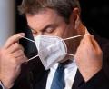 Bild: Sven Hoppe/dpa
Markus Söder, Ministerpräsident von Bayern, setzt seine Maske auf.