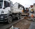 Bild: hmr
Zügig voran gehen die Arbeiten an den Randstreifen der B 299 in Waldsassen.