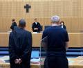 Bild: ca
Der Angeklagte mit Verteidiger Rouven Colbatz (links) in Erwartung des Urteils: Die Weidener Strafkammer unter Vorsitz von Richter Matthias Bauer (Mitte) verhängt 8 Jahre für einen 26-Jährigen.