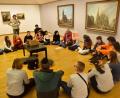 Bild: Gabi Kaskova
Eine Gruppe von Schülern erhält eine museumspädagogische Einführung in ein Kunstwerk im Kunstforum Ostdeutsche Galerie. Künftig sollen in dem Museum ausgewählte Kunstwerke mit digitalen Unterstützungssystemen für Menschen mit Beeinträchtigung ausgestattet sein.