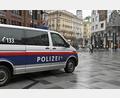 Bild: Hans Punz
Ein Polizeiauto fährt durch eine Einkaufsstraße in Wien. Österreich geht wieder in den Lockdown.