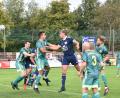 Archivbild: gb
Der SV Mitterteich tritt am Samstag bei den Kickers Selb an. Das Hinspiel (Szene) entschieden die Oberfranken klar mit 4:0 für sich. Hier köpft der Selber Eduard Root (Mitte, blaues Trikot) auf das Mitterteicher Gehäuse.