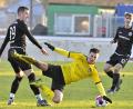 Archivbild: Hubert Ziegler
Einen Ausrutscher kann sich der FC Amberg (im gelben Trikot Fabian Göbl) genauso nicht leisten wie der Gast aus Passau. Beide brauchen jeden Punkt für den Klassenerhalt.