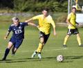 Archivbild: Hubert Ziegler
Der Kulmainer Lukas Lehner (links) versucht in einem Laufduell, den Hahnbacher Philipp Fiedler (rechts) mit einem Griff ans Trikot aufzuhalten. Diesmal ist die Aufgabe für den SV Hahnbach noch schwerer, es geht gegen den Tabellenführer SV Grafenwöhr.