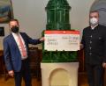 Bild: dob
Bürgermeister Andreas Wutzlhofer (rechts) übernahm stellvertretend für die Organisationen, Verbände, Vereine und Kirchen den Spendenscheck von Sparkassenvorstandsvorsitzendem Gerhard Hösl (links) in Empfang. Stolze 13.950 Euro kann der Rathauschef nun verteilen.