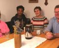 Bild: Portner
Feierabend am Familientisch: Saleh Jabir (links) und Mebrahtu Teklu absolvieren eine Handwerksausbildung und wohnen dazu bei Anni und Martin Prey in Niedermurach. In ihrer Freizeit arbeiten sie gerne am Biobauernhof mit.
