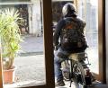 Bild: Marina Gube
Daniel Retzer fährt aus seinem "Männerwohnzimmer" in den Innenhof.