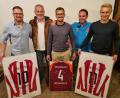 Bild: SpVgg Weigendorf/SV Hartmannshof/exb
Bei der Verabschiedung (von links): Simon Ertel (Spielleiter), Werner Kirchhoff (Ex-Trainer), Jörg Kreussel, Bernd Übler (Spielleiter) und Benjamin Luber.