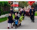 Archivbild: exb
Auf dem Weg zum Patenbitten: Mit der Festmutter Daniela Piller, 14 Festdamen, dem Schirmherrn Erwin Geitner sowie dem Ehrenschirmherrn Gotthard Färber sieht sich die Feuerwehr Vilshofen bestens für ihr Jubiläum gerüstet.