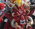 Symbolbild: Dolores Ochoa/dpa
Die Teufel tanzen während der Teufelsparade für das jährliche "La Diablada"-Festival in Pillaro in Ecuador.
