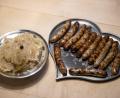 Bild: Daniel Karmann
Nürnberger Bratwürste mit Kraut stehen im Restaurant Bratwursthäusle auf einem Tisch.