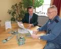 Archivbild: bsc
Das Veranstaltungsprogramm präsentierten Naturpark-Vorsitzender Eberhard Freiherr von Gemmingen-Hornberg (links) und Geschäftsführer Ernst Tippmann im Jahr 2019 gemeinsam. Eine von vielen Aktionen über viele Jahre hinweg. Jetzt kam es aber zum Bruch, da das Vertrauensverhältnis nicht mehr gegeben sei, sagen sowohl Tippmann als auch der Baron.