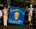 Archivbild: gz
1989 präsentierten die Frauen um Vorsitzender Berta Wildenauer (2.v.r.) nach dem Segen die neue, leichtere Vereinsfahne. 1996 übernahm Katharina Rossmann (2.v.l.) den Vereinsvorsitz.