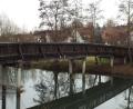 Bild: e
Der Steg in Theuern wird aufgrund seines maroden Zustandes abgerissen. Stehen bleiben nur die Fundamente in der Vils. Ab Donnerstag, 25. November, wird die Holzbrücke abgetragen.