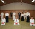 Bild: Nina Hirmer/exb
Die Gruppe der zur Prüfung anwesenden Aikidoka, vorne die drei Prüflinge Valeri Carlova, Thomas Schedl und Dergah Durmaz.