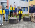 Bild: Andreas Fröhlich/exb 
Für ihre erfolgreichen Experimente beim Landeswettbewerb "Experimente antworten" erhielten Pauline Wiederer, Ricarda Söldner und Paul Jakob (vorne, von links) einen „Superpreis 2021“.