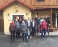 Bild: AELF Tirschenreuth/exb
Die Familie Kraus zeigt sich gemeinsam mit den Ehrengästen im Innenhof des Urlaubshofes vor den frisch renovierten Ferienwohnungen. Von Links nach rechts sind zu sehen: Doris Eckl vom AELF Tirschenreuth-Weiden, Irmgard Zintl vom BBV, Peter Gold, Zweiter Bürgermeister von Tirschenreuth, Stephanie Wenisch, Tourismusreferentin, Landrat Roland Grillmeier, Rainer Kraus, Leonie Kraus, Christine Kraus, Valentin Kraus, Nikolas Kraus, Hermine Kraus, Willy Kraus.