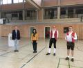 Bild: Julian Unertl/exb
Die NBMB-Juroren Florian Unkauf (links) und Tanja Berthold überreichten an die Blaskapelle Weiding die Urkunde für das Wertungsspiel.