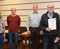 Bild: gf
Neuwahlen und Mitgliederehrung bei der Siedlergemeinschaft Schäflohe. Unser Bild zeigt (von links): Vorsitzender Marco Pilhofer, Schriftführerin Susanne Engelhardt, 2. Vorsitzender Jürgen Stepan, Schatzmeister Franz Schwarz, Hermann Sehr (geehrt für 40 Jahre Mitgliedschaft) sowie der Kreisvorsitzende des Verbands Wohneigentum, Reinhard Ott.