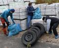 Bild: gf
Ein kompletter Satz Reifen nebst Felgen holten die Müllsammler aus dem Gebüsch um den Parkplatz der Kirche St. Michael. Gut getarnt hinter den dort gelagerten Granitrandsteifen hatte ein unbekannter Umweltsünder dort seine Altreifen entsorgt.