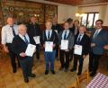 Bild: hai
Sie gehören zu den treuesten Mitgliedern im Verein: Martin Zimmermann, Günther Vogel, Günther Bauer, Adolf Preißinger, Konrad Frank, Albert Kauper und Manfred Kauper (von links). Es gratulierten Bürgermeister Christian Porsch (Dritter von rechts) und Dritter Bürgermeister Franc Dierl (rechts).