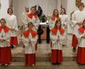 Bild: wlr
Pfarrer Berthold Heller und Pastoralreferentin Andrea Zeller freuen sich, dass auch in diesem Jahr vier Kinder den Weg gefunden haben und sich bereiterklären, im Dienst der Kirche zu dienen.