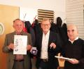 Bild: flt
Ehrenvorsitzender Norbert Zeitler und Vorsitzender Josef Zeitler (von links) hielten eine Laudatio auf das Ehrenmitglied Herbert Bock (rechts) und überreichten ihm die Auszeichnungen des BLSV und des BFV.