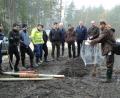 Bild: ksi
Wildlebensraum-Berater Balduin Schönberger zeigte den Wühlmausschutzkorb, der mit in den Boden eingebracht wird.