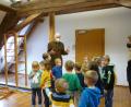 Bild: hir
Gebannt folgten die Kinder des Franziskuskindergartens den anschaulichen Schilderungen zur Geschichte des ehemaligen Klosters durch Altbürgermeister Arnold Kimmerl