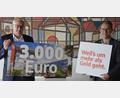 Bild: Kathrin Schmidt/exb 
Bürgermeister Bernhard Lindner (links) freut sich über die Spende für „900 samma“, die ihm Vorstandsvorsitzender Dieter Meier von der Sparkasse Amberg-Sulzbach übergibt.