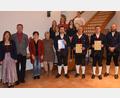 Bild: bö
Treue Mitglieder ehrt die Trachtenkapelle Hohenburg. Dazu gratulieren Vorsitzender Benjamin Siegert (rechts), die musikalische Leiterin Anja Paulus und Bürgermeister Florian Junkes (von links).
