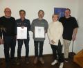 Bild: rn
Reinhard Gebhardt (links), Ehefrau Gaby und Sohn Thomas (rechts) danken (von links) Wolfgang Beer und Johannes Roth für 30 Jahre Betriebszugehörigkeit.