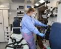 Bild: Petra Hartl
Das BRK ist gerüstet für eventuelle Verlegungen von Covid-19-Patienten: Eine Mitarbeiterin des Rettungsdiensts in Schutzmontur checkt die medizinische Ausstattung im Intensiv-Verlegungsfahrzeug.