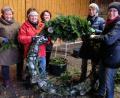 Bild: le
Christa Riebel, Anita Gailitzdörfer, Brigitte Beer, Karin Rast und Marlene Noetzel (von links) lassen nach und nach das Eisengestell unter Zweigen verschwinden.