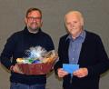 Bild: hd
SPD-Fraktionssprecher Jürgen Ranft (links) dankte Gerhard Greger (rechts) mit einem Präsentkorb.