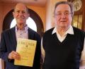 Bild: hmr
Zweifache Ehrung für Manfred Müller (links). Männergesangvereinsvorsitzender Klaus Rösch (rechts) überreichte neben der Vereinsehrung für 40 Jahre Mitgliedschaft auch die Auszeichnung des Fränkischen Sängerbundes für 40 Jahre aktives Singen.