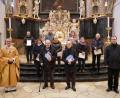 Bild: hmr
Im Auftrag von Bischof Rudolf Voderholzer bzw. der katholischen Pfarrei Waldsassen konnte Stadtpfarrer Thomas Vogl zusammen mit Kirchenmusikdirektor Andreas Sagstetter beim Pfarrgottesdienst am Sonntag langjährige Mitglieder des früheren Kirchen- und heutigen Basilikachores auszeichnen. In der vorderen Reihe von links Stadtpfarrer Vogl, Günther Juba, Herbert Weiß und Chorleiter Andreas Sagstetter, dahinter von links in zweiter Reihe Bianca Raithel, Beate Riolfi, Karl Seitz, Carmen Pilsak und Bernhard Panrucker sowie in der oberen Reihe von links Bernhard Müller, Bruno Hahn und Elfriede Dietrich.
