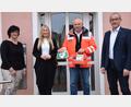 Bild: bö
Im Eingangsbereich der Sparkassen-Filiale in Rieden ist ein Defi installiert worden (von links): Verwaltungsangestellte Brigitte Huber, Filialleiterin Susanne Braun, Erwin Gräml vom Bayerischen Roten Kreuz und Bürgermeister Erwin Geitner.