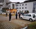 Bild: td
Vor dem Impfzentrum in Nabburg bilden sich regelmäßig Schlangen. Hier warten Menschen auf ihre Erst- oder Zweitimpfung.