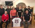 Bild: bey
Daniel Vater (rechts, sitzend) bleibt Vorsitzender des FCN-Fanclubs Pleystein 1994. FCN-Fanclub-Beauftragter Dieter Altmann (links) sitzend gratulierte den neuen Vorstandsmitgliedern zu ihrer Wahl.