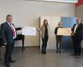 Bild: jzk
Realschuldirektor German Helgert (links) und Beratungsrektorin Margit Friedl (Dritte von links) überreichten je einen Scheck über 4 000 Euro an Isabel Sommerer von der "Aktion Lichtblicke" (in Vertretung der Schirmherrin Claudia Grillmeier) und Holger Hassel vom SOS-Kinderdorf Immenreuth.
